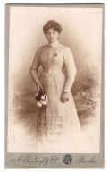 Fotografie A. Jandorf & Co, Berlin, Dame Mit Blumenstrauss Und Hochsteckfrisur  - Anonymous Persons