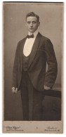 Fotografie Albert Meyer, Berlin, Potsdamer Str. 125, Portrait Eines Jungen Mannes Adrett Gekleidet  - Anonymous Persons