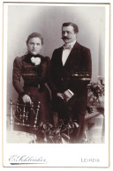 Fotografie E. Schleicher, Leipzig, Johannisplatz 1, Portrait Paar In Sonntagskleidung  - Anonymous Persons