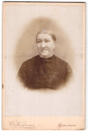 Fotografie C. Feichtmaier, Geiselhöring, Portrait ältere Dame Mit Zurückgebundenem Haar  - Anonieme Personen