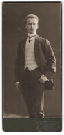 Fotografie F. X. Ostermayr`s Söhne, München, Karlsplatz 6, Portrait Junger Mann Im Anzug Mit Krawatte  - Anonieme Personen