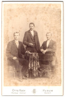 Fotografie Otto Koch, Husum, Markt 7, Portrait Drei Elegant Gekleidete Herren Mit Zigarren Am Tisch  - Anonymous Persons