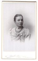 Fotografie H. Strube, Zittau I/S, Lessingstrasse, Portrait Mädchen Mit Zusammengebundenem Haar  - Anonieme Personen