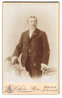 Fotografie Wilhelm Stein, Berlin-N, Chausseestr. 66, Portrait Herr In Anzug  - Anonymous Persons