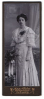 Fotografie Max Neuber, Meinersdorf I. Erzgeb., Frau Im Festlichen Weissen Kleid Mit Blumen Stehend Portraitiert  - Persone Anonimi