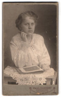 Fotografie Paul Hassert, Hannover, Welfenplatz 16A, Portrait Schönes Fräulein Mit Zeitschrift Am Tisch Sitzend  - Anonymous Persons