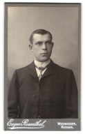 Fotografie Eugen Rosenthal, Weisswasser, Portrait Charmanter Junger Mann Mit Krawatte Im Jackett  - Personnes Anonymes