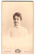 Fotografie Max Fischer, Berlin-N, Invaliden-Strasse 164, Portrait Dame In Weiss  - Anonyme Personen