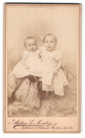 Fotografie E. Postlep, Berlin-N, Chaussee-Strasse 5, Portrait Kleinkinder In Weiss  - Anonymous Persons