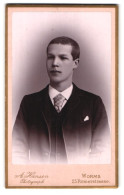 Fotografie A. Hansen, Worms, Römerstrasse 25, Portrait Junger Herr In Anzug Mit Krawatte  - Anonymous Persons