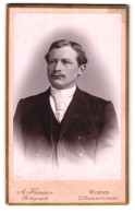 Fotografie A. Hansen, Worms, Römerstrasse 25, Portrait Herr Mit Oberlippenbart In Anzug Mit Krawatte  - Anonymous Persons