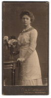 Fotografie A. Schlegel & Co., Bremen, Am Brill, Dame Nebst Blumen In Vase  - Personnes Anonymes