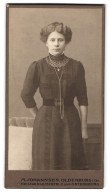 Fotografie M. Johannsen, Oldenburg I. Gr., Heiligengeiststrasse 2, Junge Dame In Besticktem Kleid  - Personas Anónimos