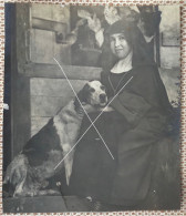 Portrait D’une Religieuse Avec Un Chien Soeur Nonne Photo Snapshot Vers 1910 - Personas Anónimos