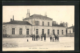 CPA Laumes, Place De La Gare, Menschen Vor Dem La Gare  - Autres & Non Classés
