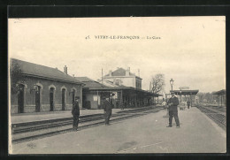 CPA Vitry-le-Francois, La Gare, Auf Dem Bahnsteig  - Vitry-le-François