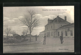 CPA Romilly-sur-Seine, La Gare, Männer Auf Der Strasse Vor Dem La Gare  - Romilly-sur-Seine