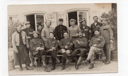 PHOTO-CARTE - Photo D'un Groupe D'hommes à Identifier Dont Certains En Uniforme - Vraisemblablement Des Prisonniers(L85) - Photographie