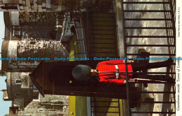 R067021 Guardsman Outside Tower Of London. John Hinde - Sonstige & Ohne Zuordnung