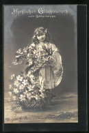 Foto-AK EAS: Glückwunsch Zum Geburtstage, Ein Junges Mädchen Posiert Vor Einem Blumenkorb  - Photographs