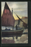 Künstler-AK Photochromie Nr. 1861: Ortspartie Und Segelboot Mit Mann  - Sonstige & Ohne Zuordnung