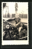 Foto-AK Glücklicher Junge Auf Motorrad  - Motos
