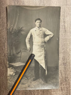 V129 - Carte Photo D’un Jeune Boucher En Tenue - Fusil D’aiguisage - Boucherie - Ambachten