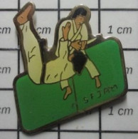 1818c  Pin's Pins / Beau Et Rare / SPORTS / JUDO KARATE CLUB SFJAM ? - Judo