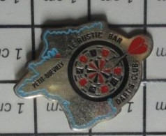 3617  Pin's Pins / Beau Et Rare / SPORTS / CIBLE DE FLECHETTES PETIT QUEVILLY RUSTIC BAR DARTS CLUB - Autres & Non Classés