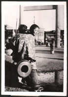 Fotografie Japanerinnen Vor Dem Grossen Tor Des Yaskunischreines - Szene Aus Dem Film Das Neue Asien  - Personalità