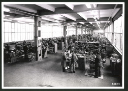 Fotografie Werkhalle, Werksarbeiter An Grossen Maschinen Bei Der Arbeit  - Métiers