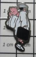 1818c Pin's Pins / Beau Et Rare / AUTRES / GAMIN A CASQUETTE VALISE ET OURS EN PELUCHE ROSE - Autres & Non Classés