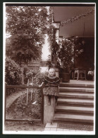Fotografie Ansicht Güstrow, Kind Posiert Auf Treppe Von August Haackert  - Lieux