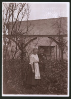 Fotografie Ansicht Güstrow, Junge Und Mädchen Im Garten Des Hauses Von August Haackert  - Lieux