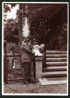 Fotografie Ansicht Güstrow, Mann Im Anzug Mit Kindern Vor Dem Haus Von August Haackert  - Orte