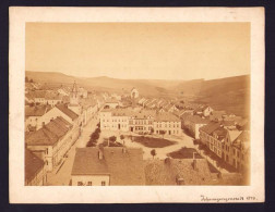 Fotografie Ansicht Johanngeorgenstadt, Blick In Den Ort Mit Hotel De Saxe Und Marktplatz Ca. 1879  - Orte