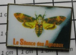 1818C Pin's Pins / Beau Et Rare / CINEMA / FOSTER HOPKINS LE SILENCE DES AGNEAUX PAPILLON - Cine