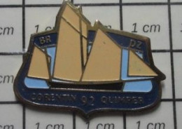 1818C Pin's Pins / Beau Et Rare / BATEAUX / BRETAGNE QUINPER CORENTIN VOILE VOILIER BATEAU - Boten