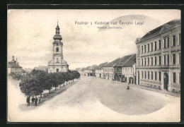 AK Kostelec Nad. Cern. Lesy, Marktplatz Mit Kirche Und Gebäudezeile  - Czech Republic