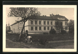 AK Zlonice, Feldpartie Mit Blick Zur Schule  - Tchéquie