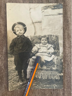 V135  - Carte Photo 2 Enfants - Garçon Avec Béret Et Fille Avec Robe - Tapis - « Paul Et Marcel » Au Dos - Children And Family Groups