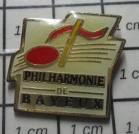 1818c Pin's Pins / Beau Et Rare / MUSIQUE / NOTE PORTEE MUSICALE PHILHARMONIE DE BAYEUX - Music