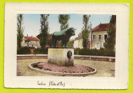 21 SAULIEU Le Square POMPON Le Taureau Dernière Oeuvre Du Sculpteur Au Fond Boulangerie Auberge De L'Etape - Sculptures