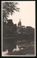 Fotografie Unbekannter Fotograf, Ansicht Hradec Kralove - Königgrätz, Uferpartie Mit Kirchturm Im Hintergrund  - Places