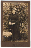 Fotografie Josef Käser, Trostberg, Stadtplatz 35, Ältere Dame Im Garten  - Anonyme Personen