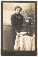 Fotografie Carl Stallechner, Trostberg, Dame An Tisch Mit Vase  - Anonyme Personen