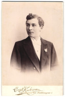 Fotografie Curt Kubica, Heilbronn A. N., Rathhausgasse 5, Eleganter Junger Mann Mit Edelweissbrosche  - Anonyme Personen