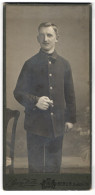 Fotografie Georg Wilke, Berlin, Badstr. 36, Soldat In Uniform Raucht Zigarre  - Personnes Anonymes