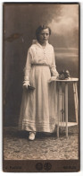 Fotografie J. Fuchs G. M. B. H., Berlin, Rosenthalerstr. 72 A, Reinickendorferstr. 4, Junge Dame In Bluse Und Rock  - Anonymous Persons