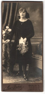 Fotografie Max Fischer, Berlin, Invaliden-Str. 164, Danziger-Str. 98, Junge Dame Im Samtkleid Mit Blumen  - Personas Anónimos